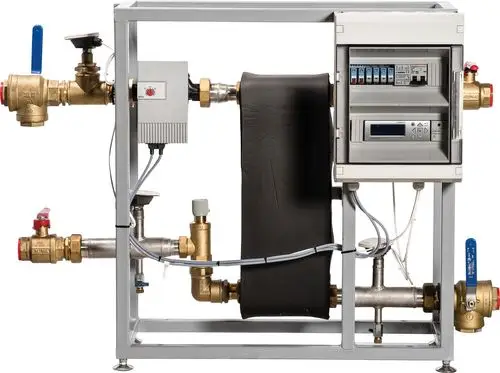 Kühlstation mit verschiedenen Ventilen und Steuerungseinheit. Das Gerät ist in einem stabilen Metallrahmen montiert. Hersteller ist Bosch.